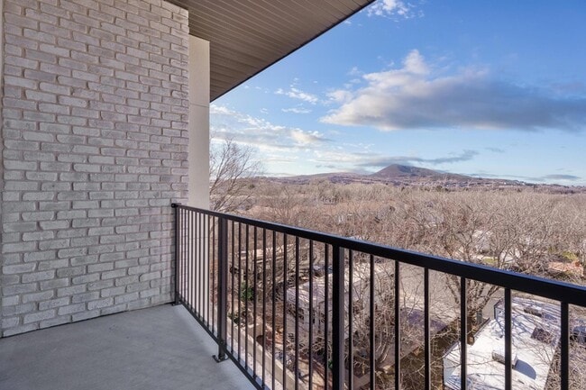 Building Photo - 983 W State St