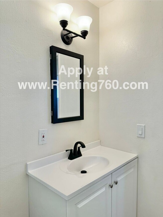 Building Photo - Newly Remodeled 2 Bedroom 1 bathroom Home!