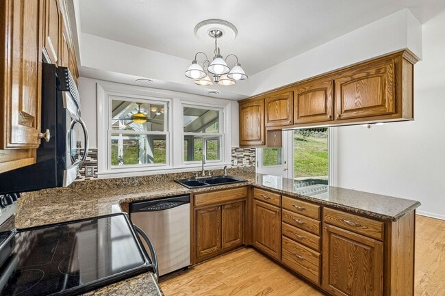 Building Photo - Experience the perfect blend of privacy and open space in this beautifully maintained 3-bedroom, ...