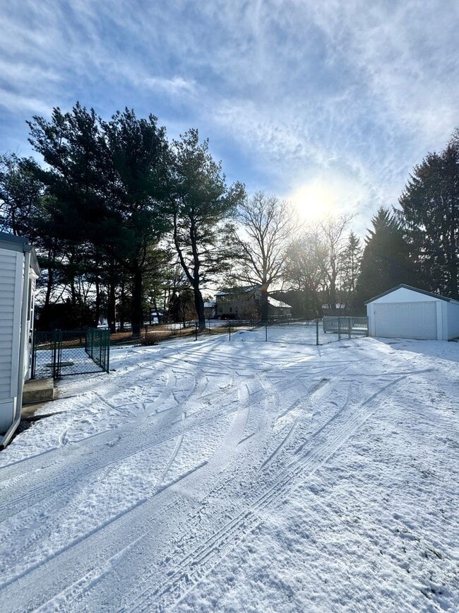 Building Photo - TWO BEDROOM HOME IN PARKLAND SCHOOLS