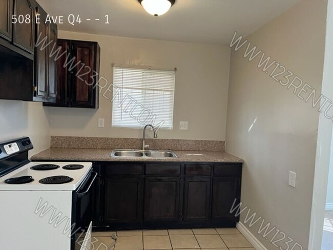 Building Photo - 2BD/ 1BTH Apartment East Palmdale 1st Floor