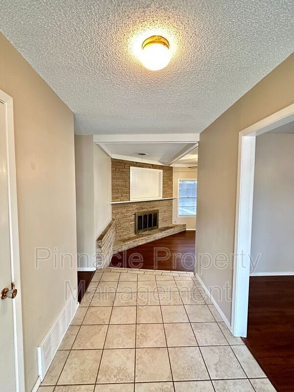 Building Photo - 2913 Oak Forest Dr