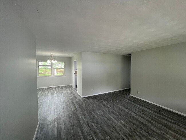Building Photo - Beautiful 3 bedroom 1.5 bath waiting for you to call home .