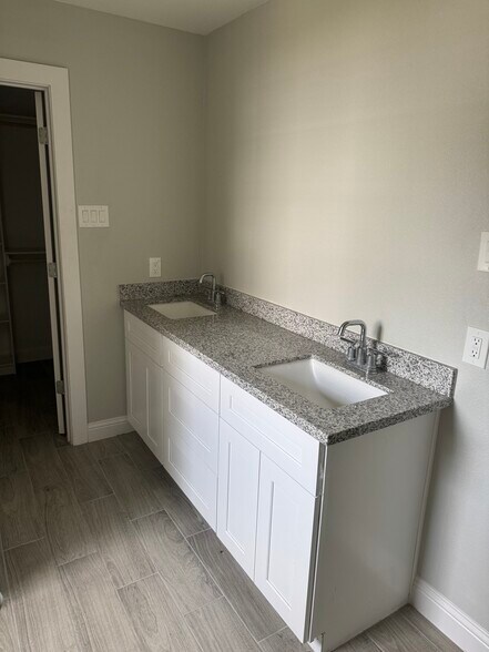 Building Photo - 2700 Country Club Dr