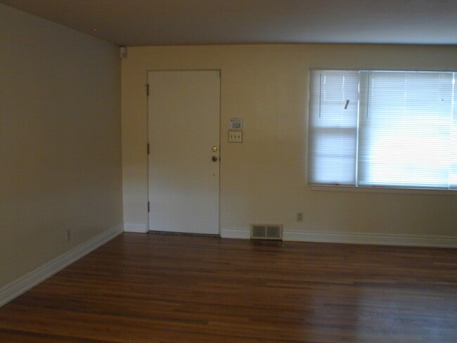 Building Photo - House For Lease
