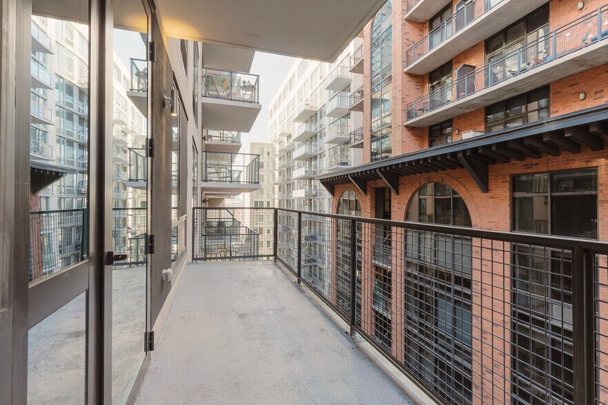 Building Photo - 148 1st St