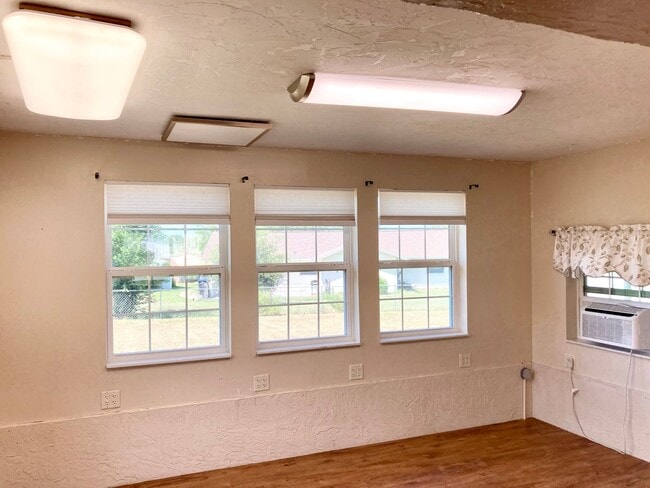 Building Photo - Available soon! 2 bedroom, 1.5 bath home w...