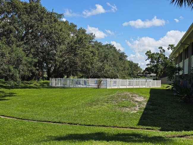 Building Photo - Stunning 2 Bed / 2.5 Bath Townhouse with G...
