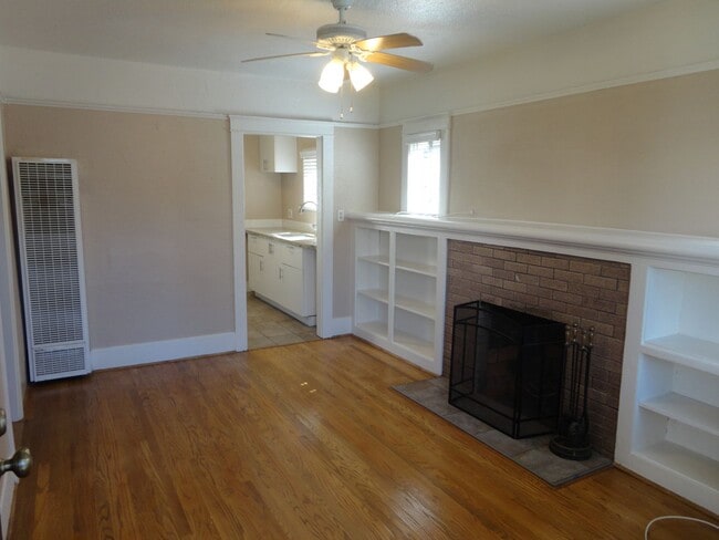 Building Photo - Two Bedroom One Bath Cottage with Hardwood Floors and Patio! Move in Special $1000 off 1st Month'...