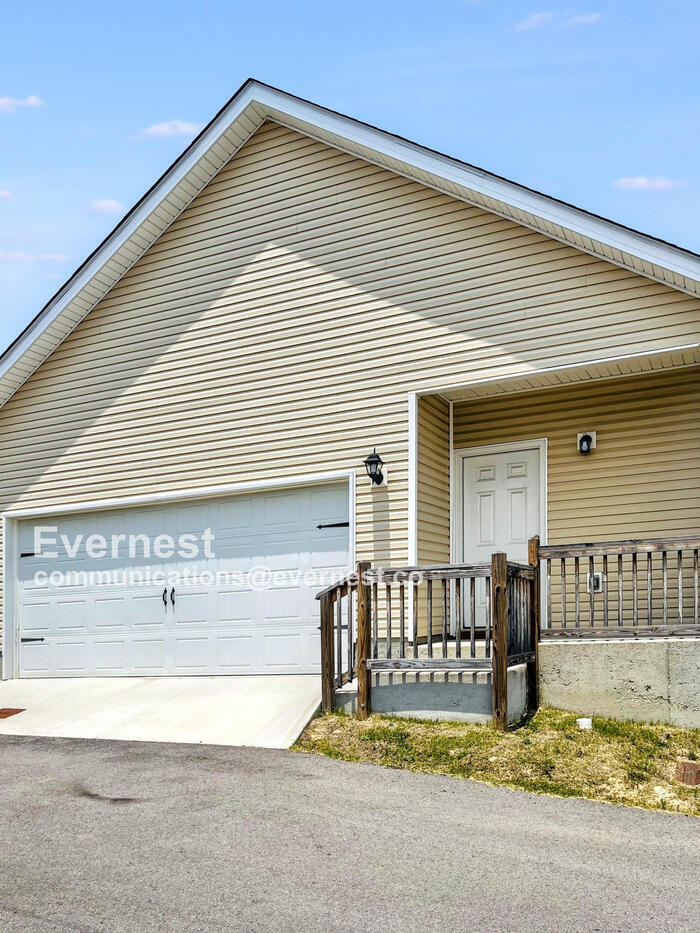 Building Photo - 2217 Silverton Dr