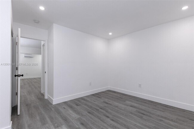 Building Photo - 6125 SW 40th Ct