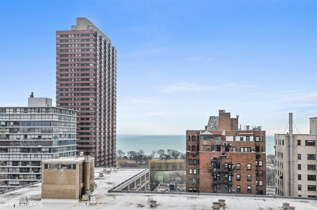 Building Photo - 2930 N Sheridan Rd