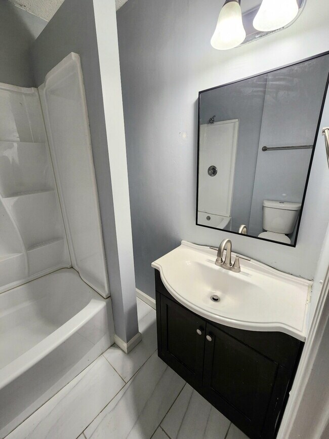 Building Photo - NEWLY REMODELED 3BR, 2BA Duplex Unit in He...