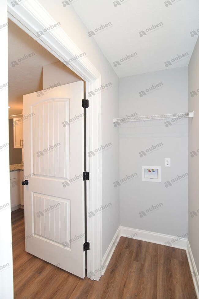 Building Photo - Like new 3 bed/3 bath single-family home f...