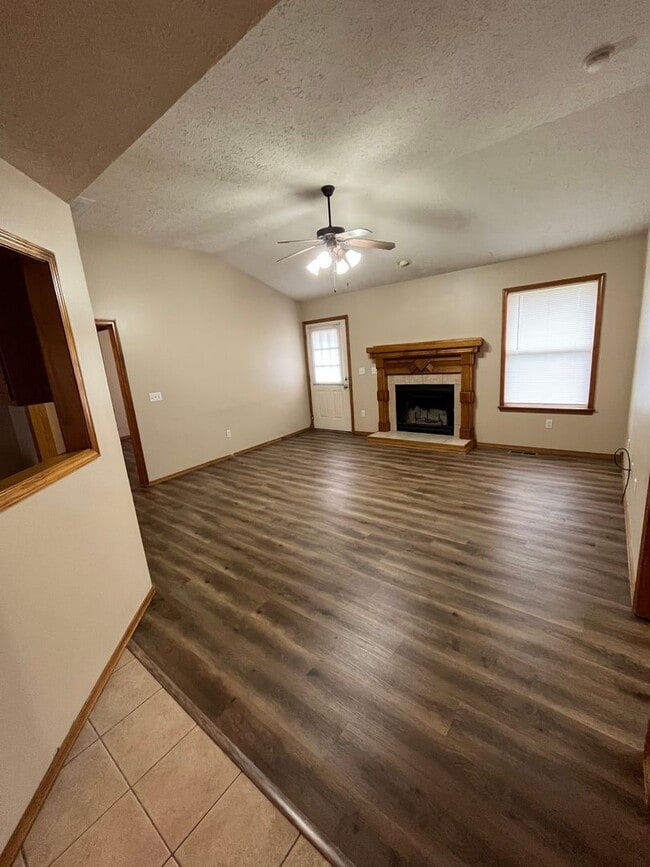 Building Photo - 3 bedroom 2 bath home in Ozark!  AVAILABLE NOW!