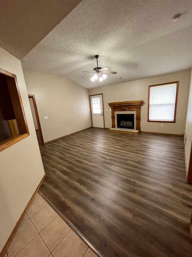 Building Photo - 3 bedroom 2 bath home in Ozark!  AVAILABLE...