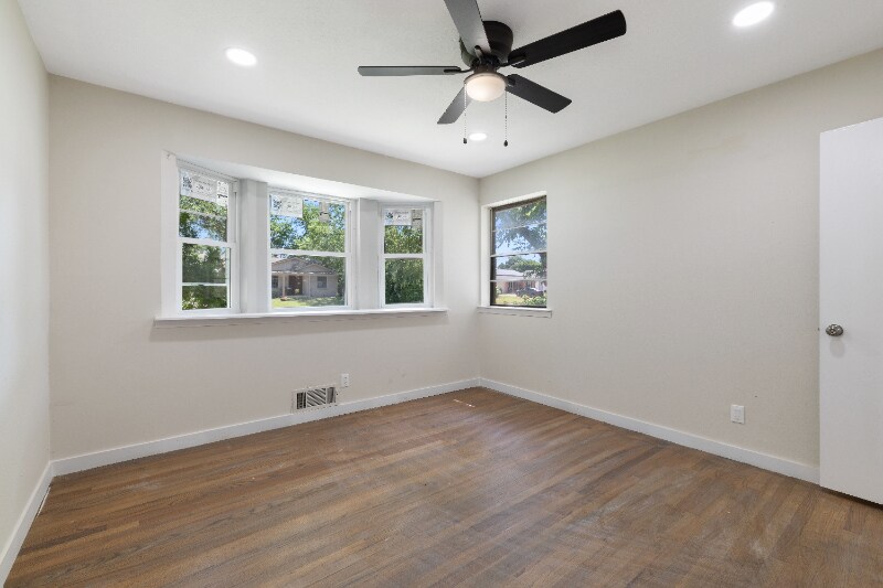 Building Photo - 529 Melrose Dr
