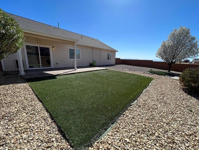 Building Photo - 3 Bed 2 Bath Fully Furnished Home - Pet Fr...
