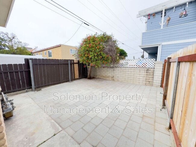 Building Photo - 513 N Ditmar St