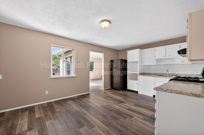 Building Photo - 1310 Petite Dr
