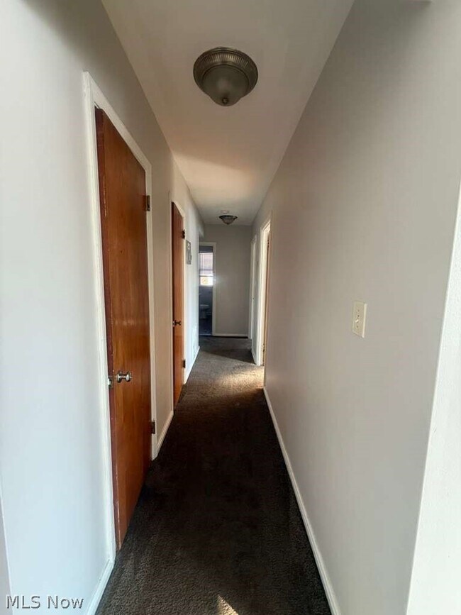 Building Photo - 2027 Warrensville Center Rd