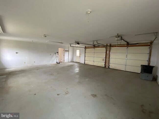 Building Photo - 2063 Hill Rd