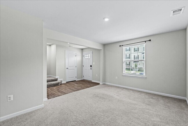 Building Photo - Elegant Townhome Close to I-95 and Downtow...