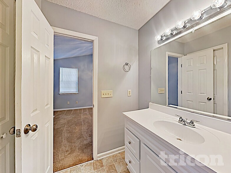 Building Photo - 225 Salusbury Ln