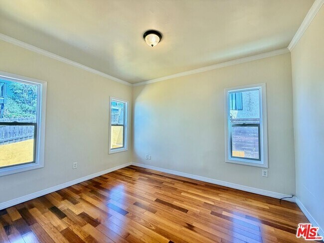 Building Photo - 605 1/2 Tularosa Dr