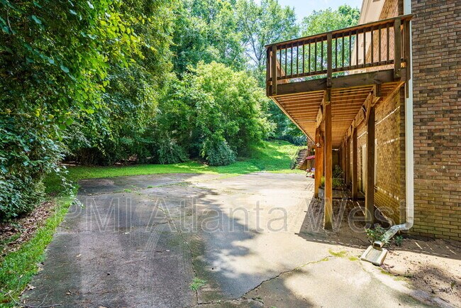 Building Photo - 2215 Spalding Dr
