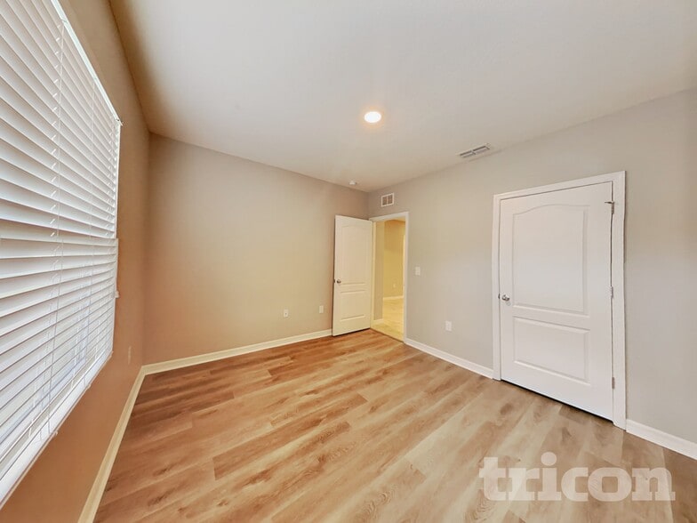 Building Photo - 530 Squires Grove Dr