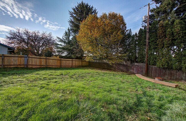 Building Photo - This one level charmer won't last long! 3 bedrooms, 2 baths, fully fenced yard, pets welcome!