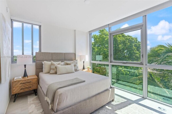 Building Photo - 10281 W Bay Harbor Dr