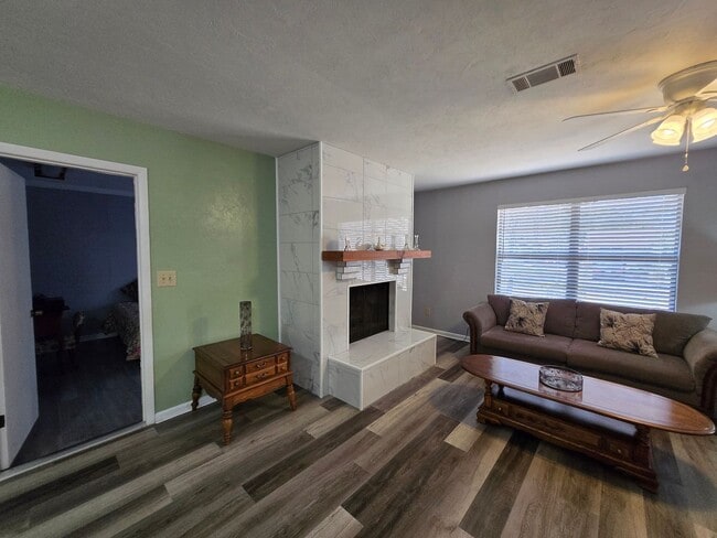 Building Photo - 3/2- Adorable home in Northwood Pines