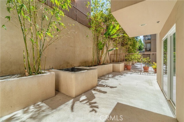 Building Photo - 10390 La Grange Ave