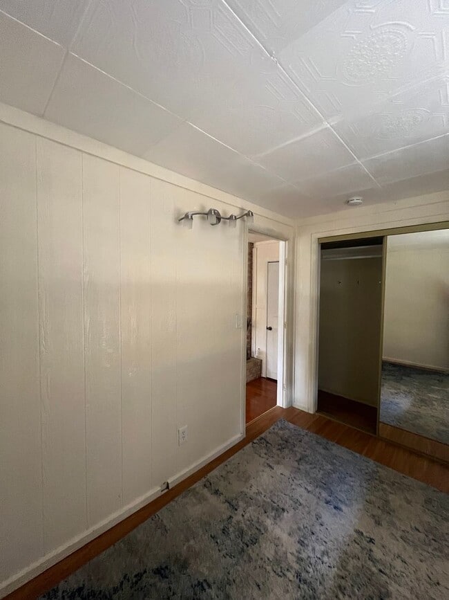 Building Photo - 1 Bedroom Lower Level Unit