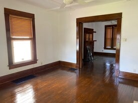 Building Photo - 329 E 19th Ave