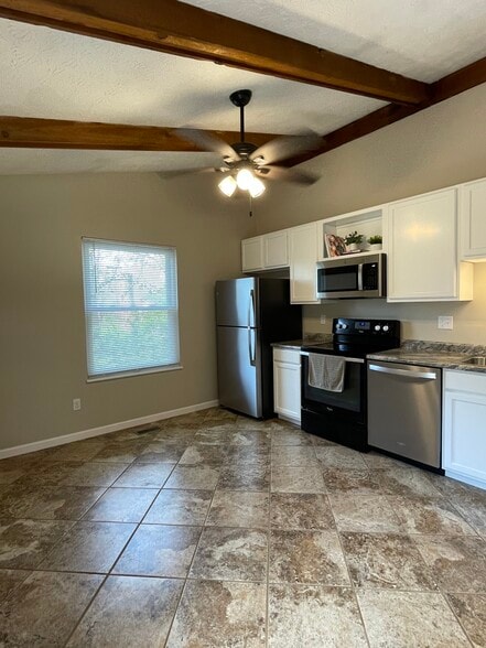 Kitchen - Vaulted Ceiling, Tile Floor, Ceiling Fan - 1277 Tallberry Dr