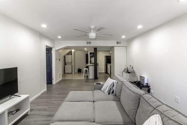 Building Photo - 916 Highview St