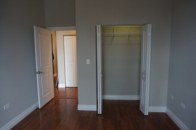Building Photo - 2409 W Catalpa Ave