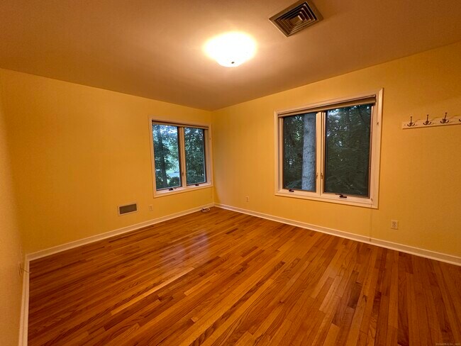 Building Photo - 451 Pine Tree Dr