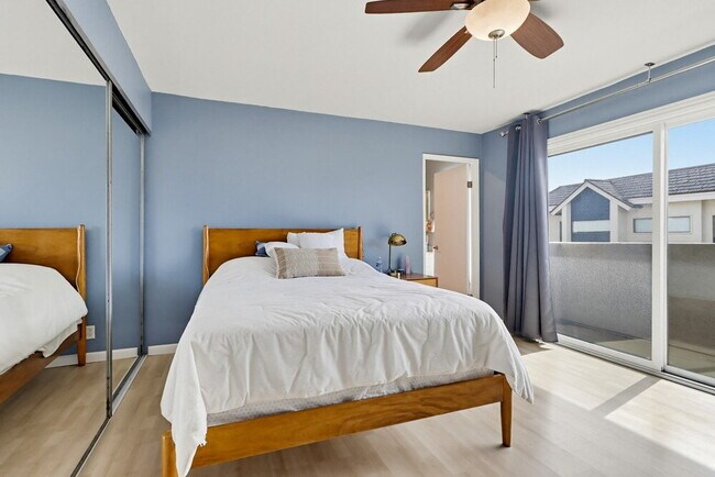 Building Photo - Welcome to this beautiful 1,042 sq. ft. condo offering modern comfort in a prime location!