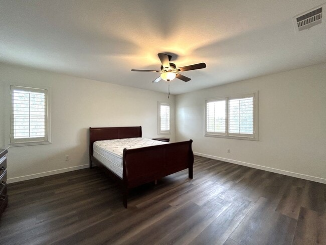 Building Photo - AVAILABLE NOW!! Fully Furnished 5 Bedroom 2.5 Bathroom Two Story Home in Beaumont!!