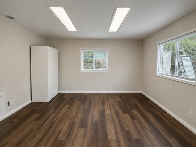 Building Photo - East Long Beach 3 bedroom 2 bath w/ bonus room