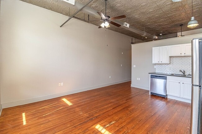 Building Photo - 215 Nash St