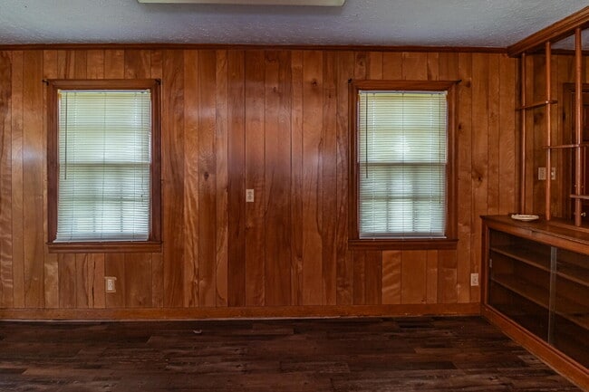 Building Photo - Brick Ranch in Pikeville! Lawn care included!