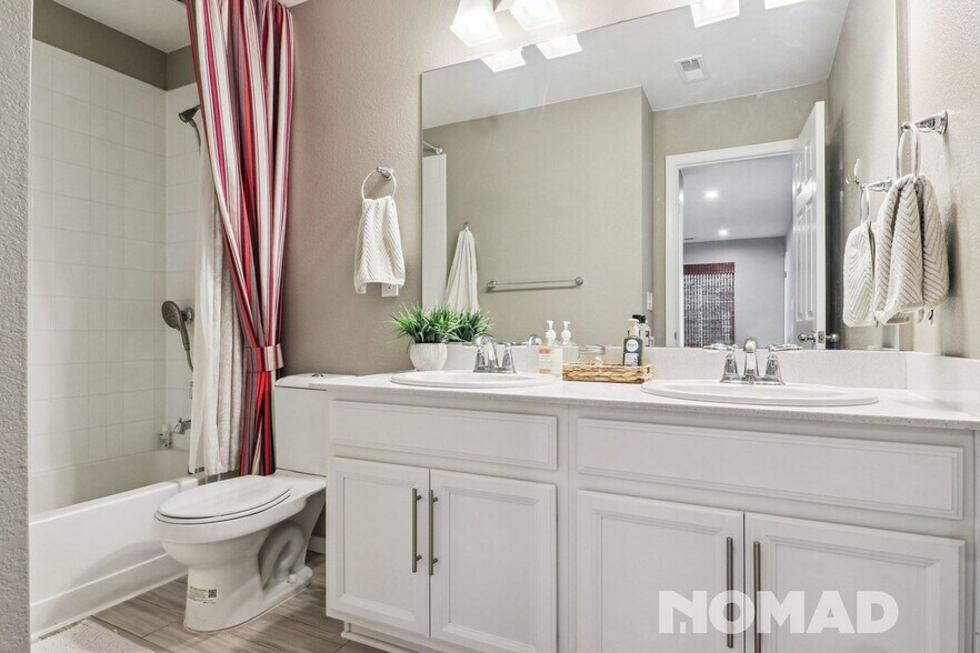 Building Photo - 15993 E Otero Cir