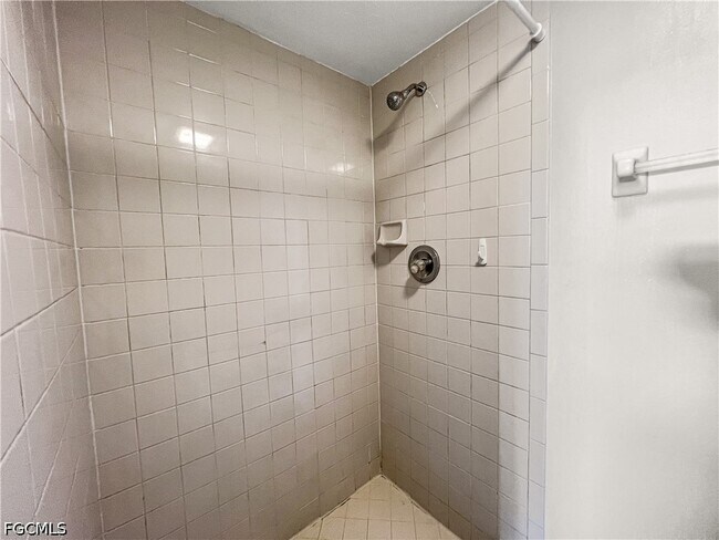 Building Photo - 4530 SW 10th Ave