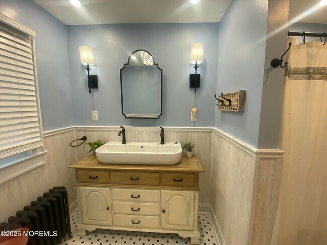 Building Photo - 320 Sunset Dr S