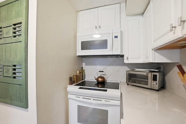 Building Photo - 1000 Urlin Ave